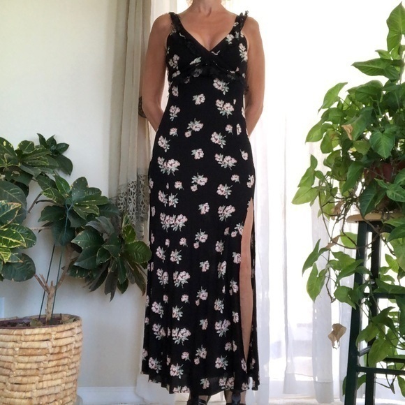 Very J Black Floral Maxi Dress Fully Lined Side Slit Lace Ruffles Size Small - Picture 1 of 7